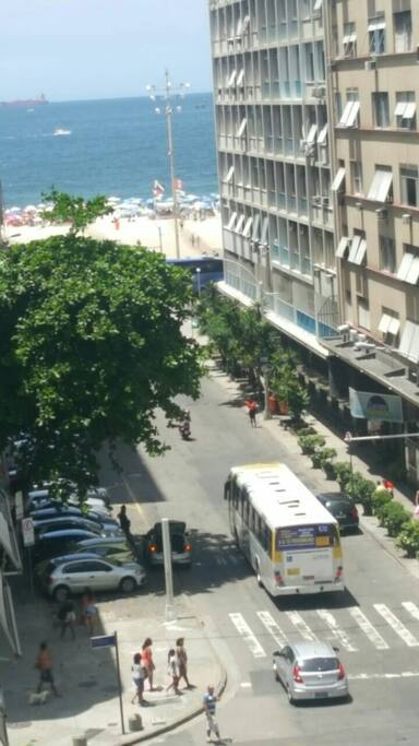 Uma Quadra da Praia e transporte publico.