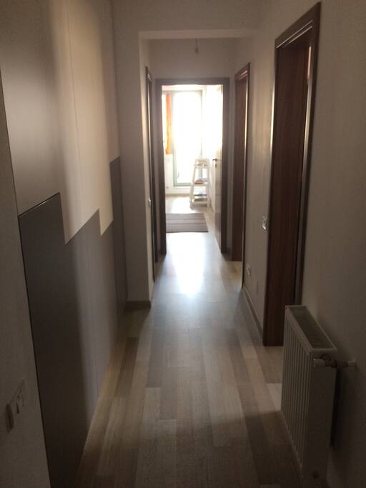 hallway. first right - kitchen. 2nd right - livingroom. front - bedroom. left - bathroom
