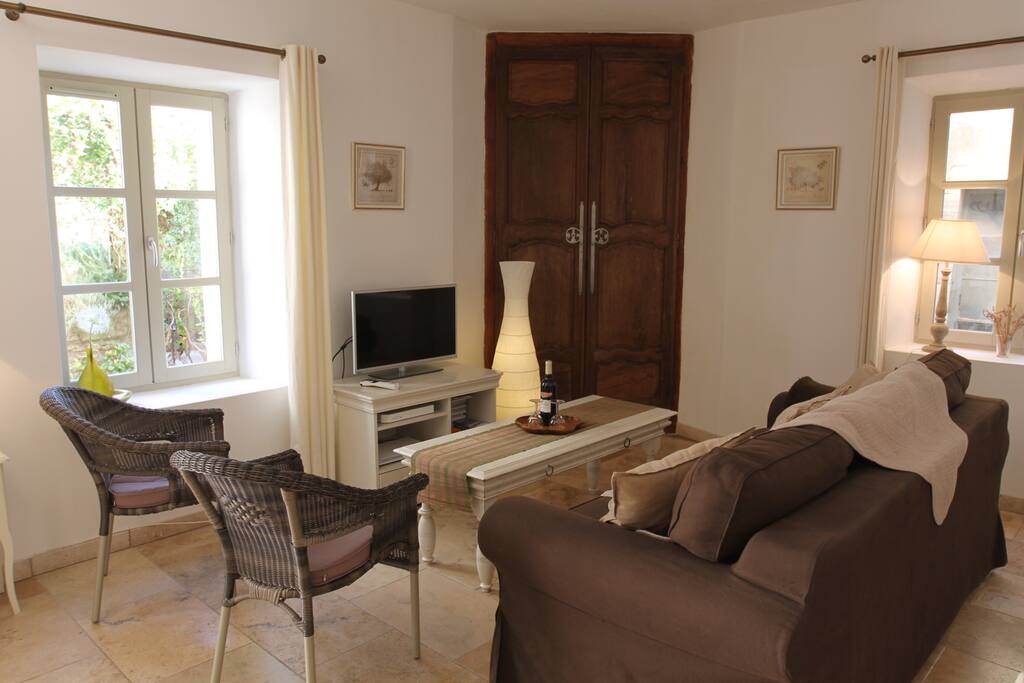 The Living Room / La Pièce à Vivre