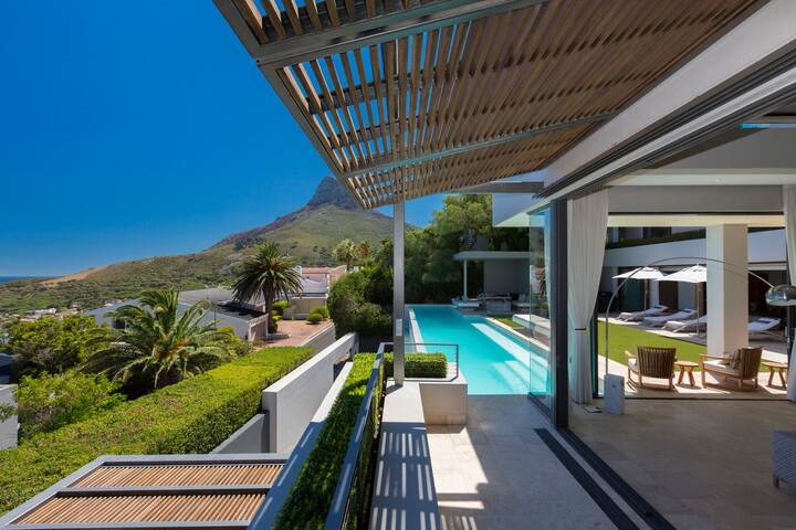 Luxury Villa, prime location, heated 18m long pool gallery image 3