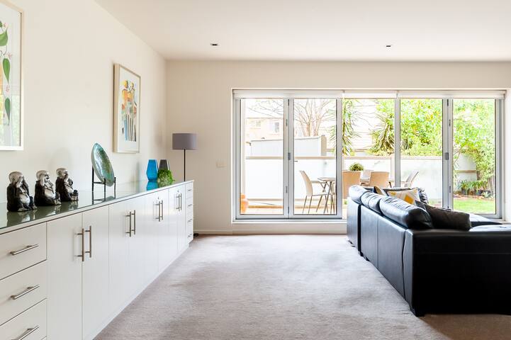 Incredible Family Apt W/spa Bath and Private Garden. gallery image 5