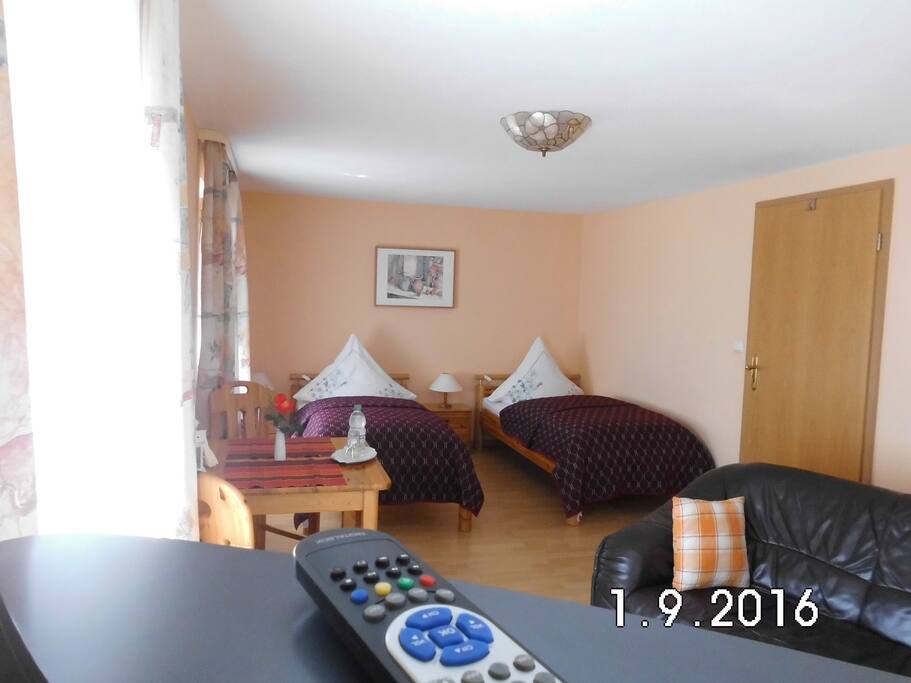 Apartment 2 mit zwei Betten 0,90 x 2,00 rechte Tür zu Küchenzeile und weiter zum DB