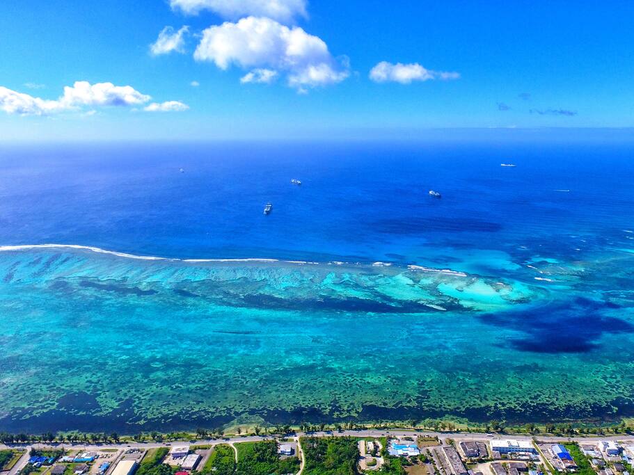 依山傍海,俯瞰塞班七色海湾。梦幻般的日落, 迷人的灯火阑珊...
