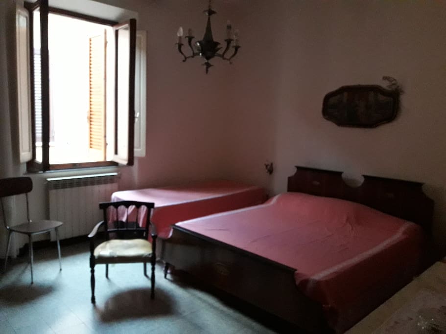 Camera matrimoniale con letto aggiuntivo