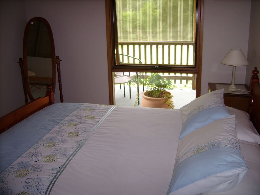 Queen bed Shady Brook Alpine apartment with great views