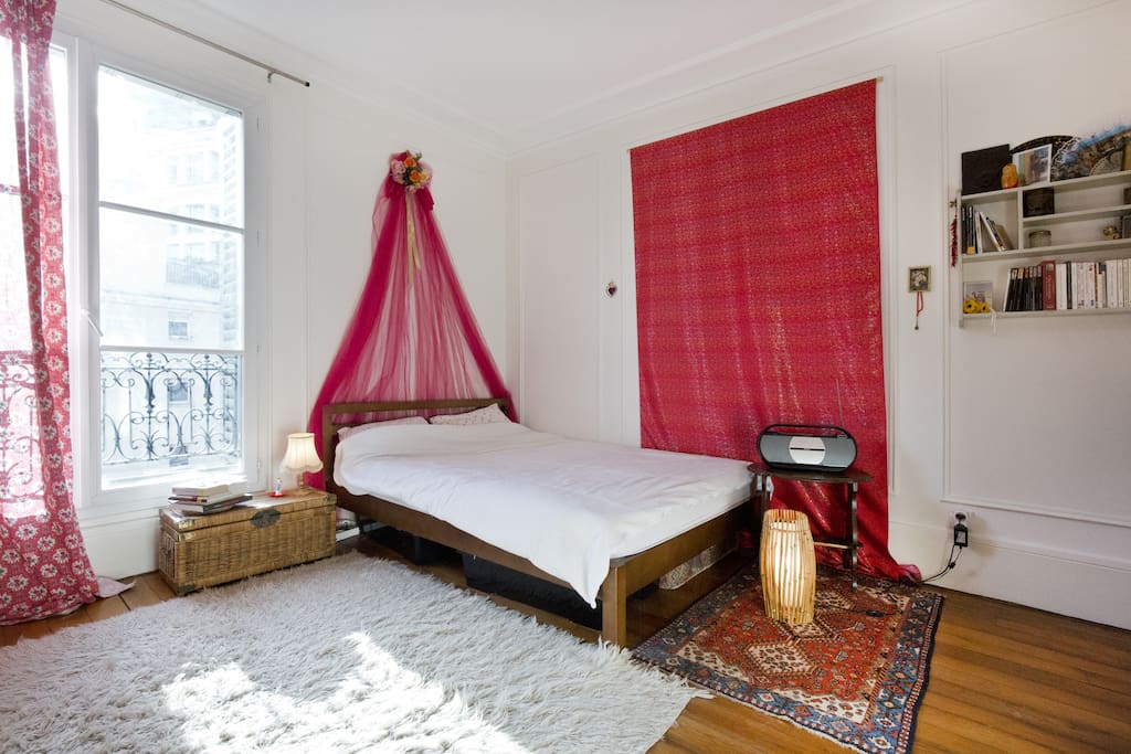 Grande chambre lumineuse