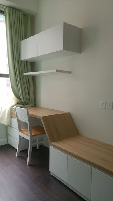 Desk in Small bedroom