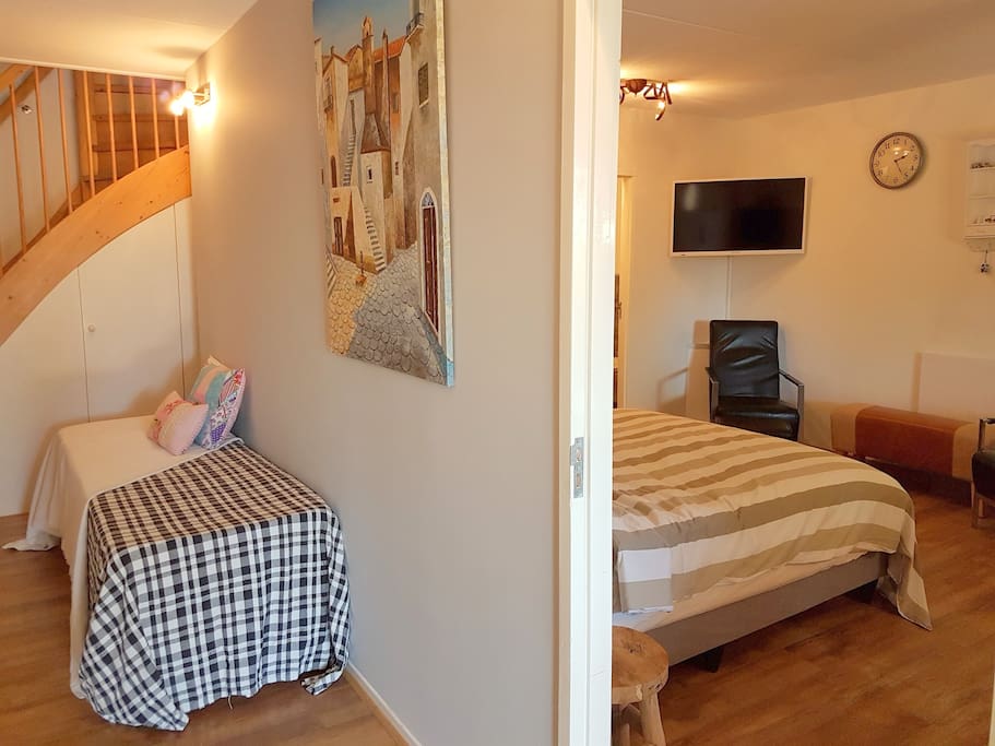 Eventueel een extra bed naast de kamer