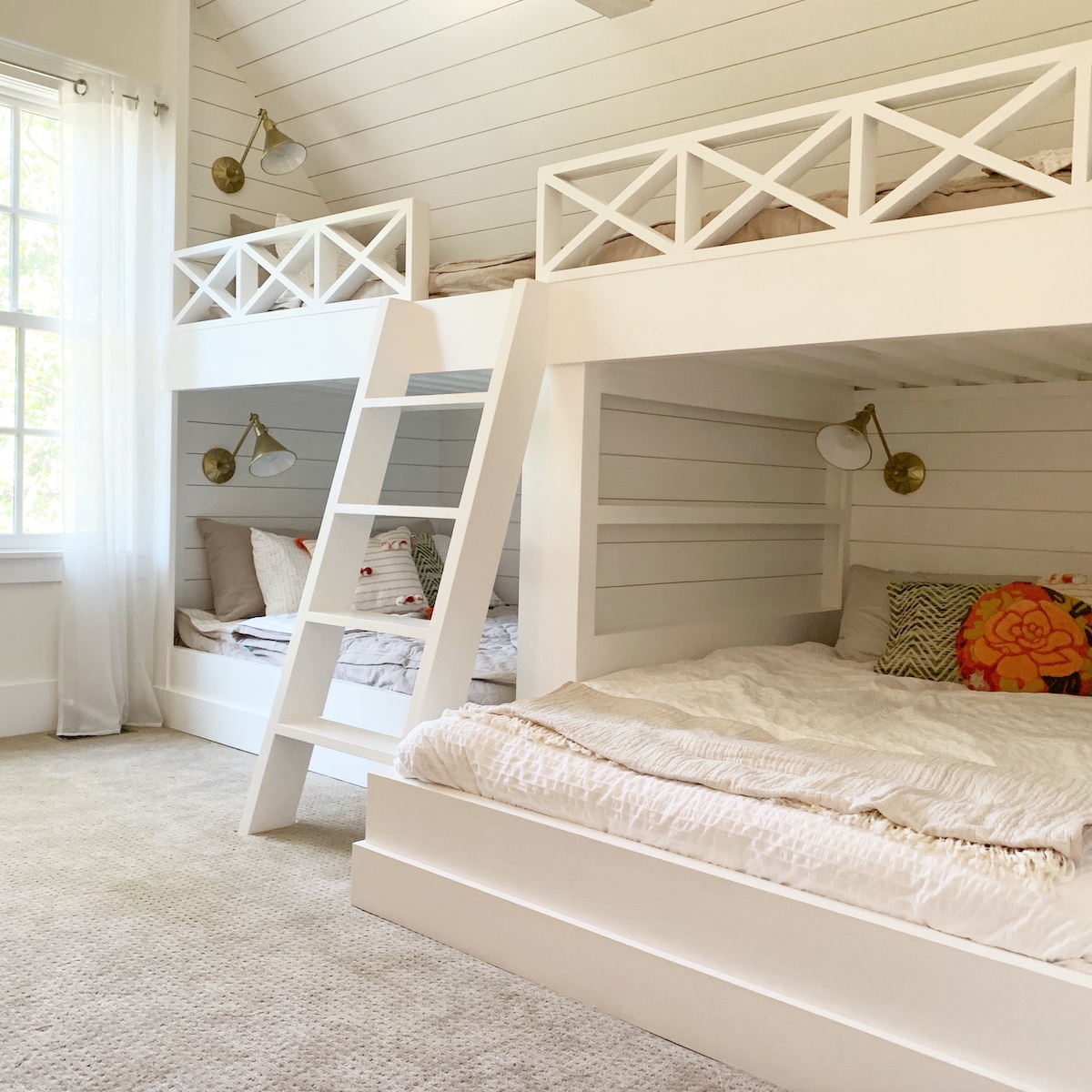 双层床配备2张单人床、1张双人床和1张标准双人床。每张床都有自己的阅读灯以及USB和普通充电插座。
这间客房设有步入式衣橱和大梳妆台。 