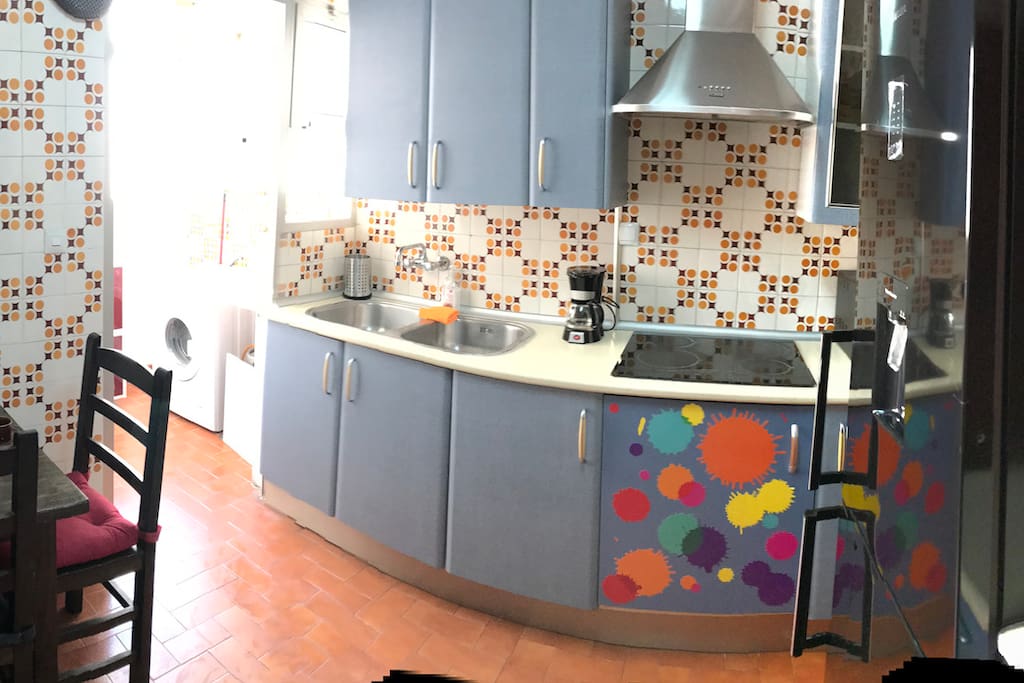Well equipped kitchen. Fridge, microwave, coffe machine, etc..
