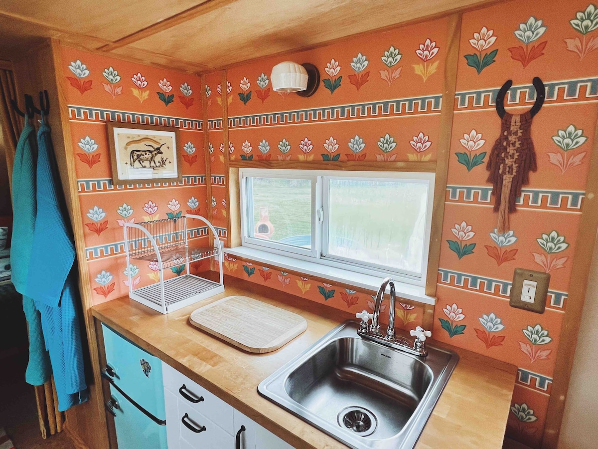 King Bed + 3 acres + private pool “BB”