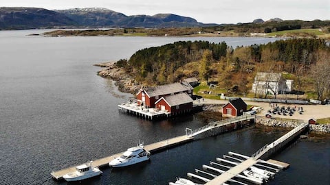 Big house with garden by the sea on Jøa