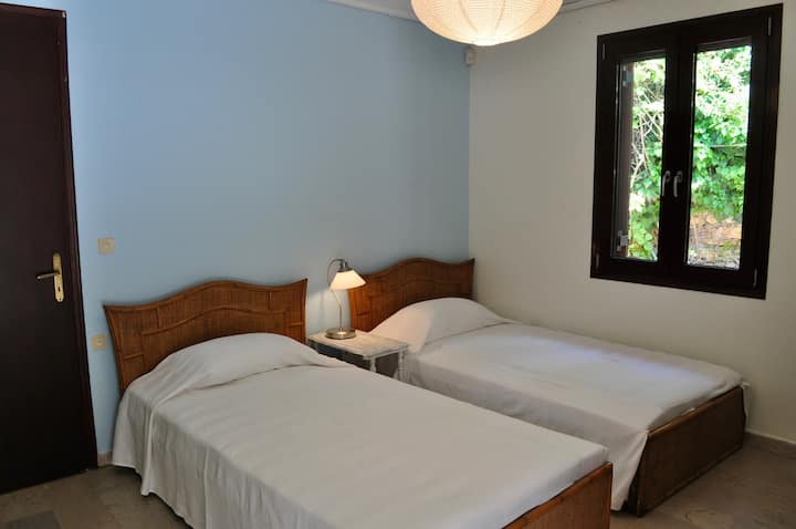 Chumba kimoja cha kulala kilicho na vitanda viwili vya mtu mmoja ingawa kinaweza kusukumwa pamoja ili kutumika kama cha watu wawili.