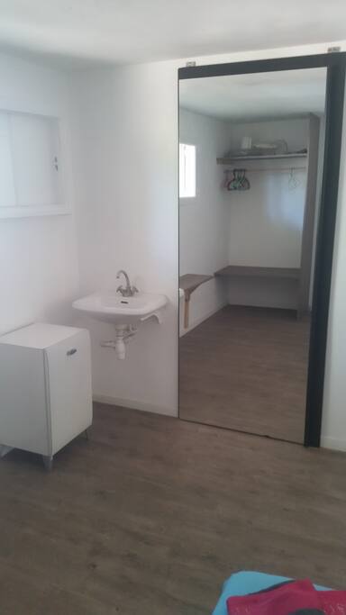 Chambre avec votre point d'eau et le miroir!!!