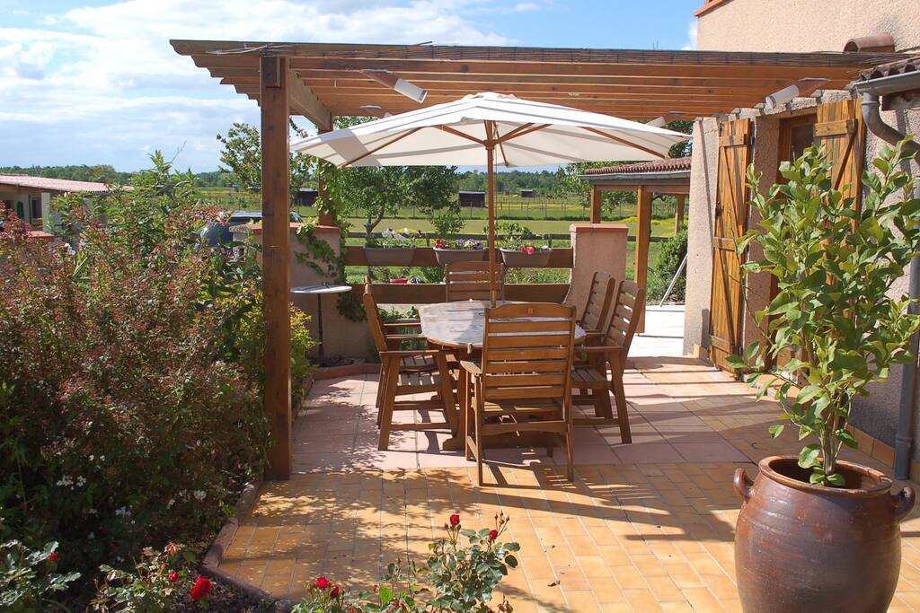 La terrasse pour prendre les repas quand il fait beau