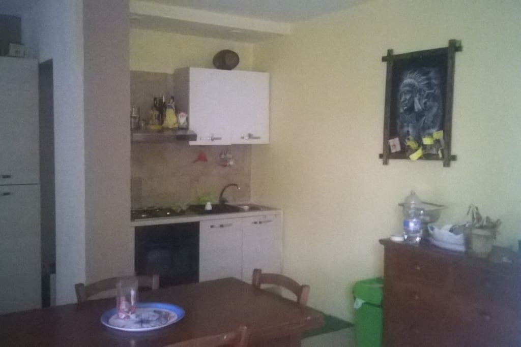 Cucina nuovissima con elettrodomestici forno,cucina 4 fuochi,frigo,e barbecure su ruote a gas da utilizzare all'esterno