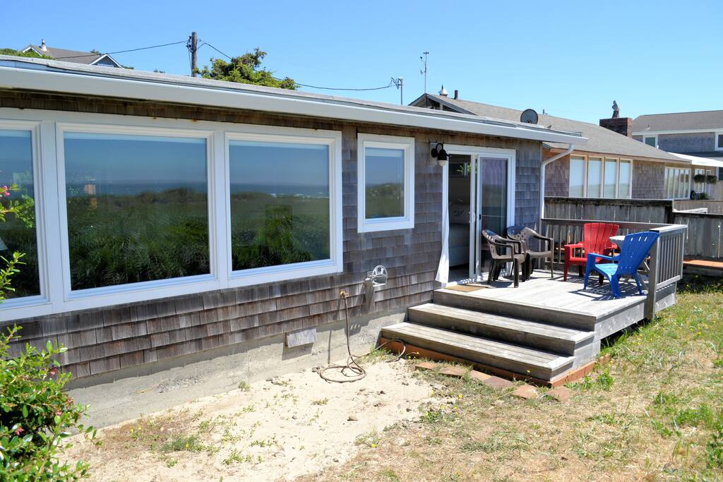 Back deck off the master bedroom with table and 4 chairs