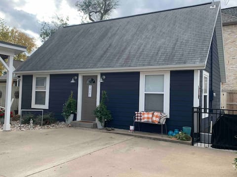 Cozy Two Bedroom Bungalow-Short Walk to Square