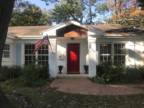 Beautifully decorated ranch near beach & shops