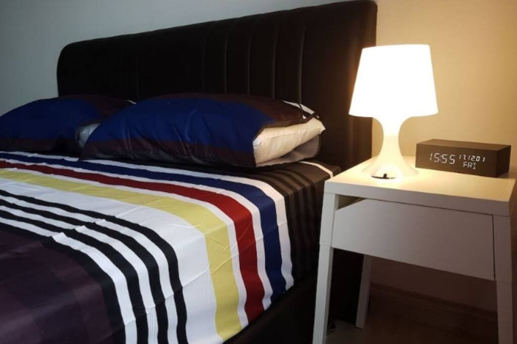 queen bed with side table
