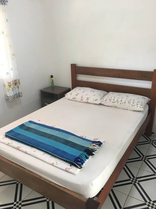 Quarto com cama de casal, TV, guarda-roupas