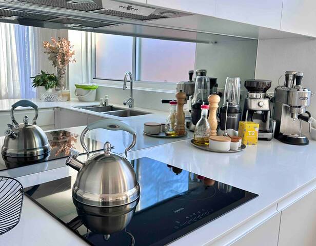 Modern 3brm Garden Apartment 10min Walk to Beach gallery image 3