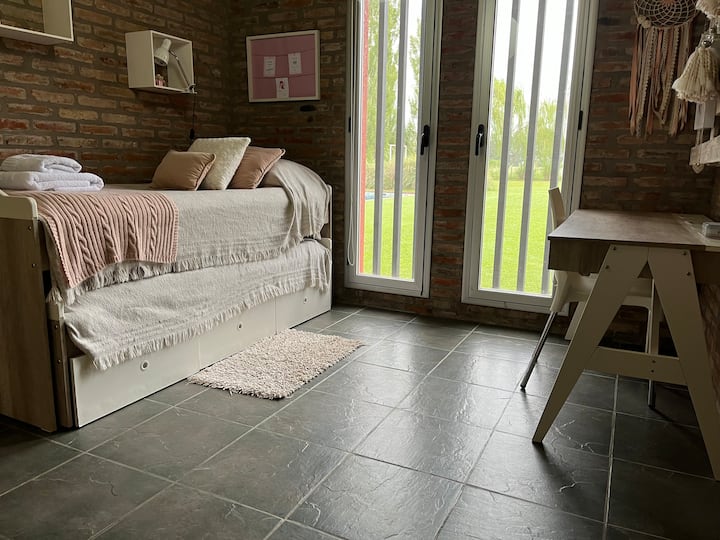 ห้องนอนที่ 1 มีเตียงรัง 2 เตียงสี่เหลี่ยมจัตุรัส 1 ห้องที่เก็บของและโต๊ะทำงาน 