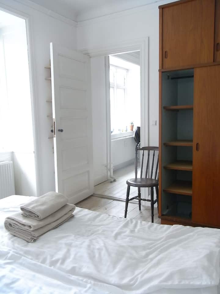 Chambre (chambre simple avec un lit queen size de 140 cm de large)