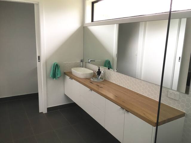 Modern large 4 bedroom home, Port Fairy (updated) gallery image 5