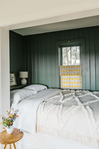 Cottage #5 with onsite Saltwater Pool and Cafe