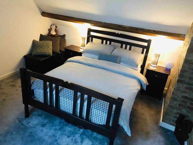 Lovely, large double bedroom with en-suite,