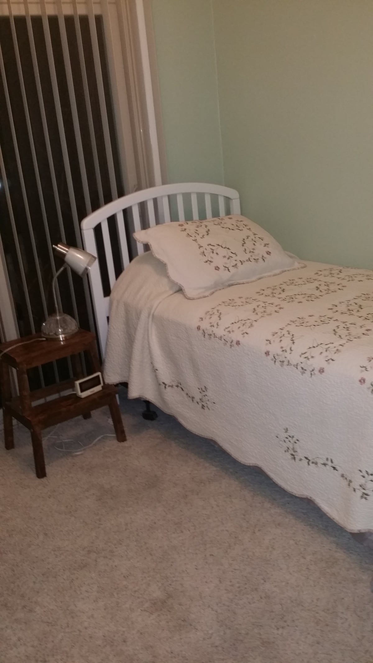 Двойно легло с наскоро купен матрак