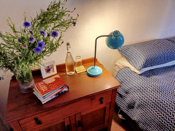 Sjelljet pranë krevatit: Gjithmonë ke libra dhe një llambë pranë krevatit tënd! 