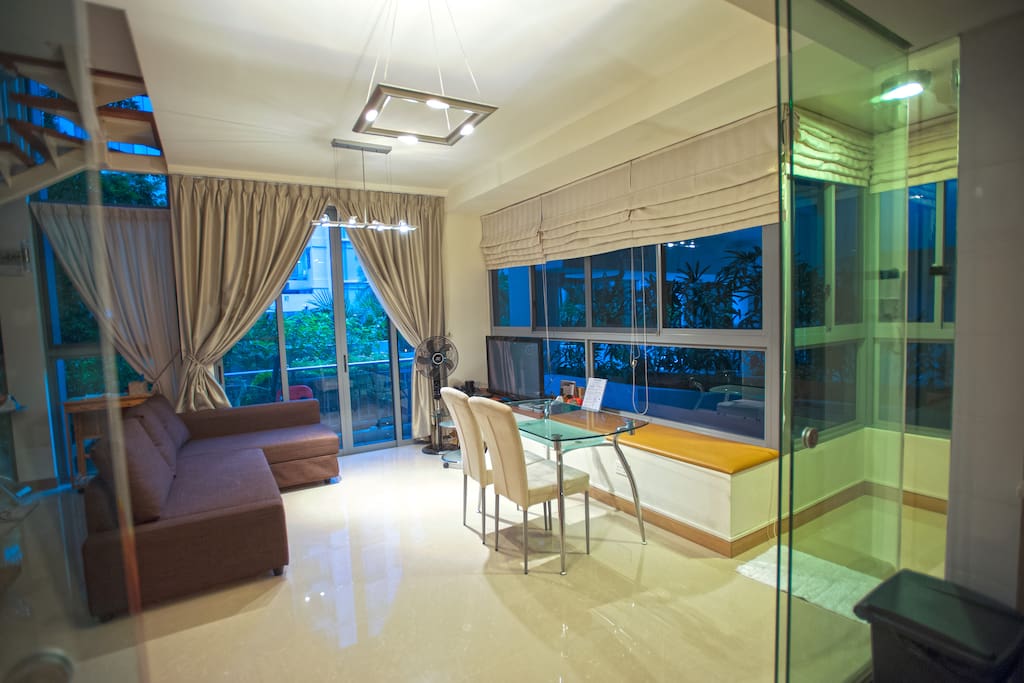 This is the living room on the ground floor.
位于底层的客厅。|位於底層的客廳。