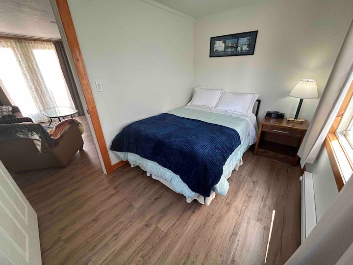 Спалня 1: пълноразмерно легло 