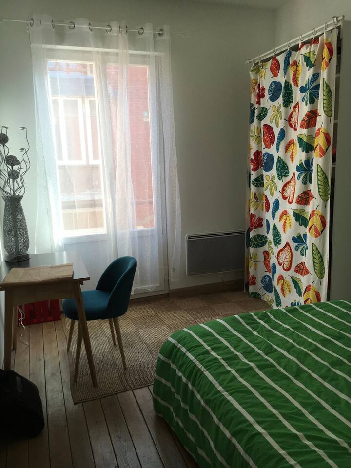 dhoma e gjumit në katin e parë, krevati dopio, tavolina e punës dhe rafti i gardërobës...në të njëjtën ulje në tualet dhe banjë.