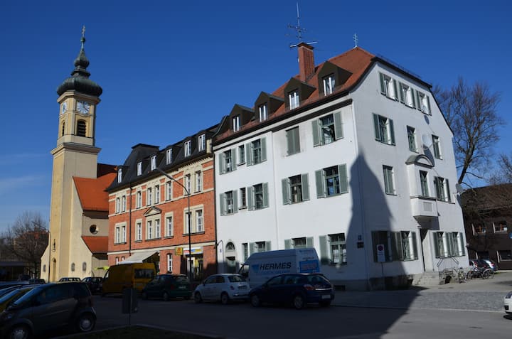 Big Bright Room Near S-Bahn (Train) 20 m²