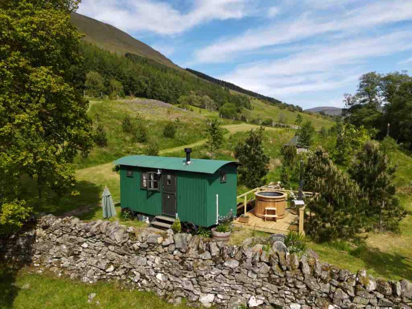 The Hogget Hut shepherd's hut with hot tub and BBQ hut in Balquhidder