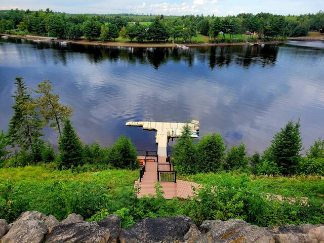 Charming Modern Waterfront Cottage gallery image 2