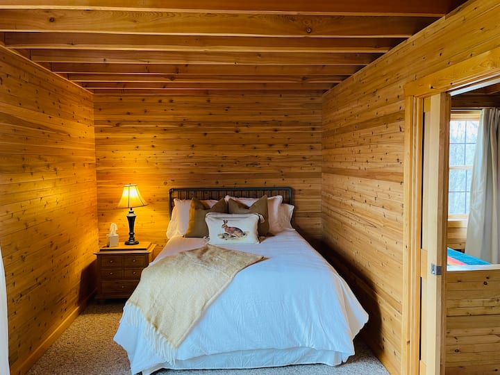 Dhomë vizitorësh në katin e dytë me krevat dopio "Queen".