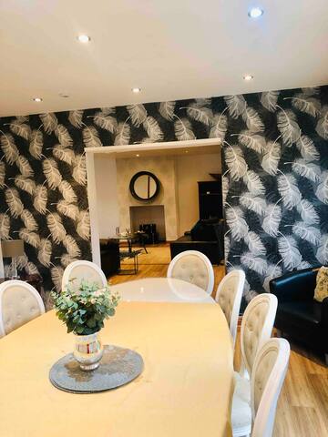 House In the Heart of town 15 min from Manchester gallery image 4