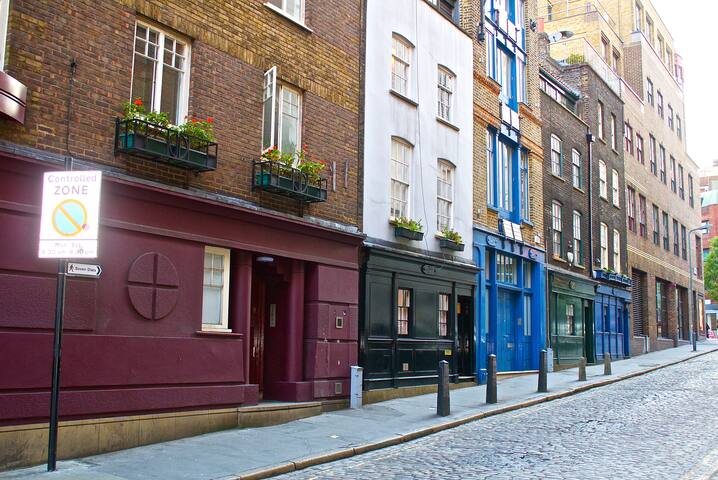 COVENT GARDEN TWO BEDROOM FLAT gallery image 4