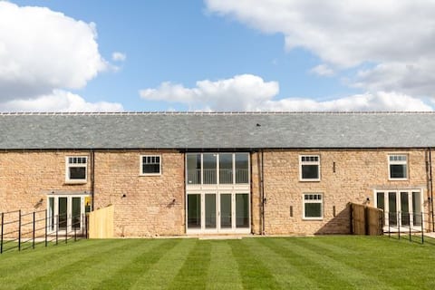 La Roche-Barn with hot tub on the Welbeck estate