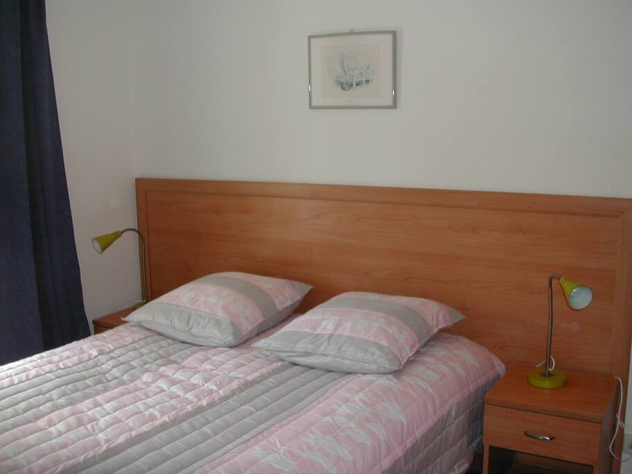 chambre à lit double avec télé