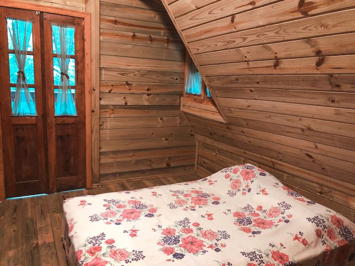 SOBA 02 na katu s izlazom na balkon i pogledom.