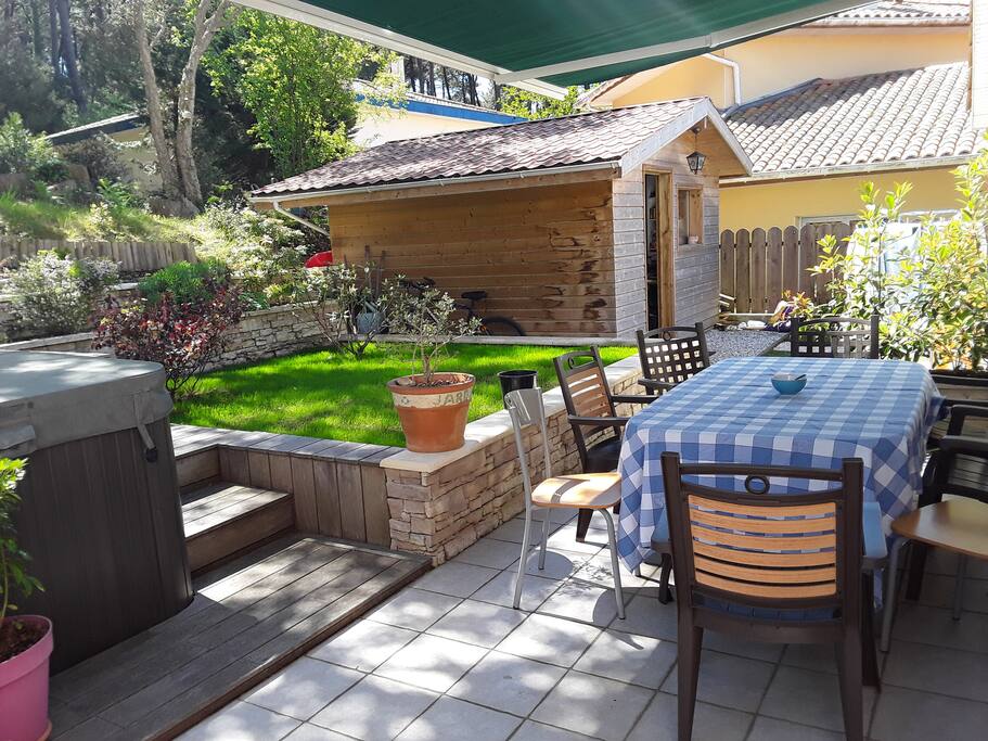 Terrasse côté SPA face à la forêt ou vous entendrez les petits oiseaux !