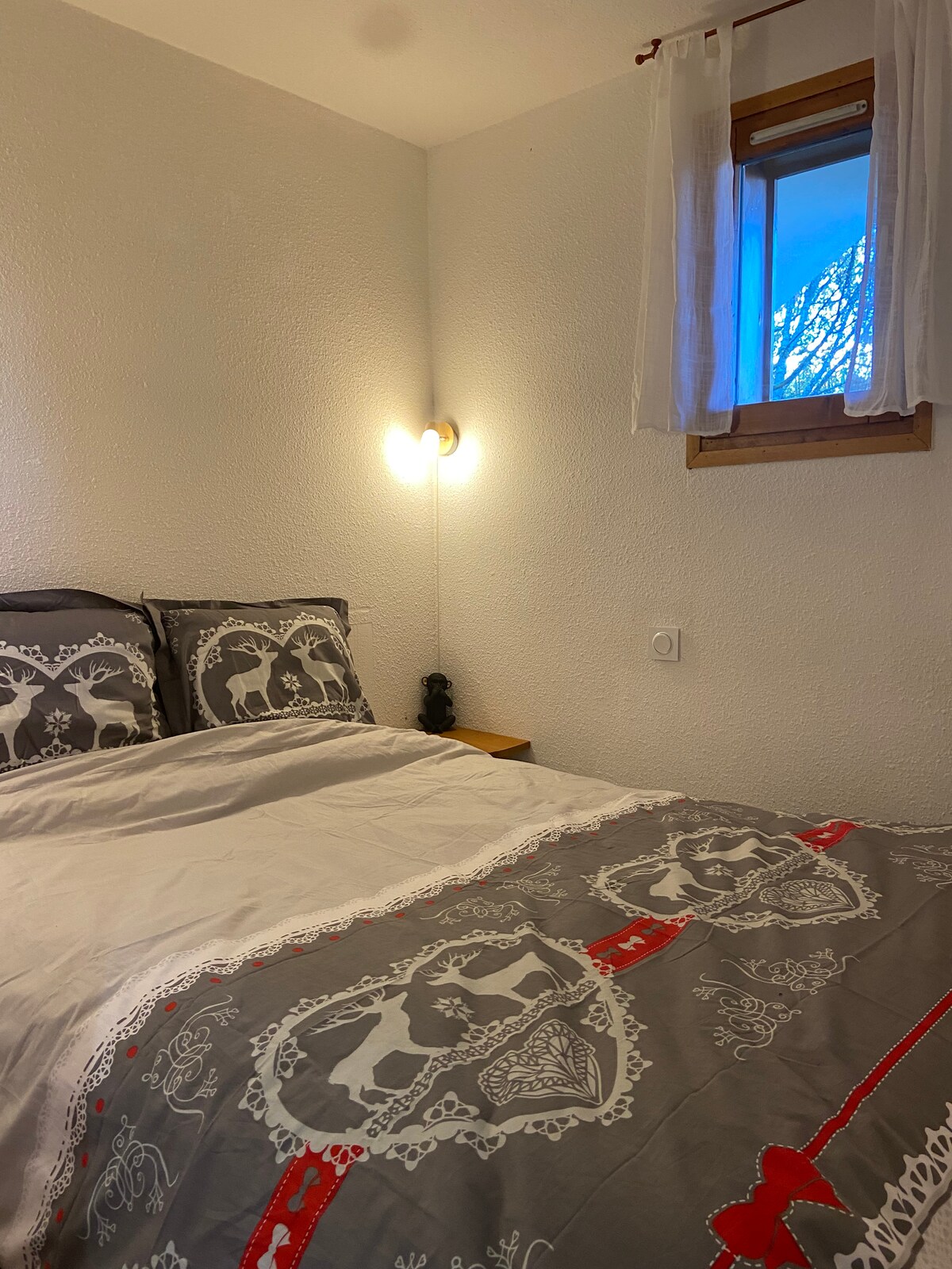 Спална соба со кревет 140x200