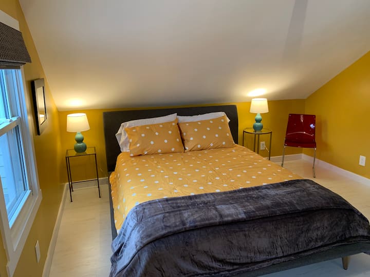 Predná spálňa s manželskou posteľou Queen a luxusnými bavlnenými plachtami