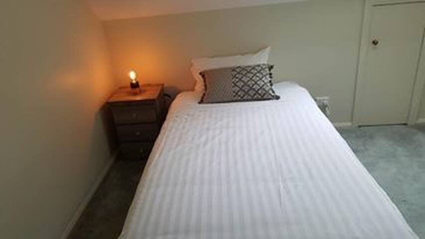 City townhouse, free parking, walk to city gallery image 5