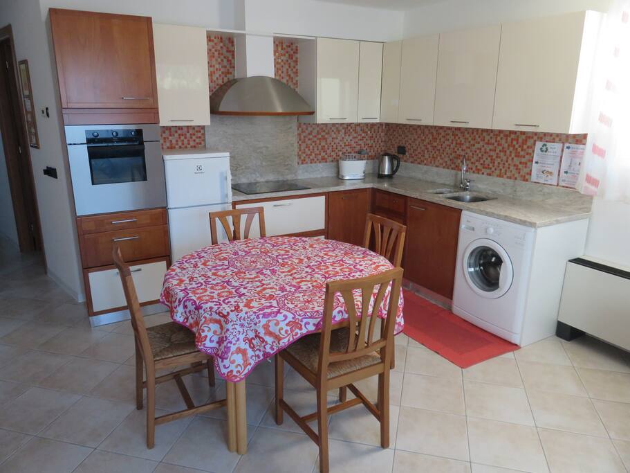 Cucina attrezzata * Fully furnished kitchen * Cuisine avec tout le nécessaire pour cuisiner